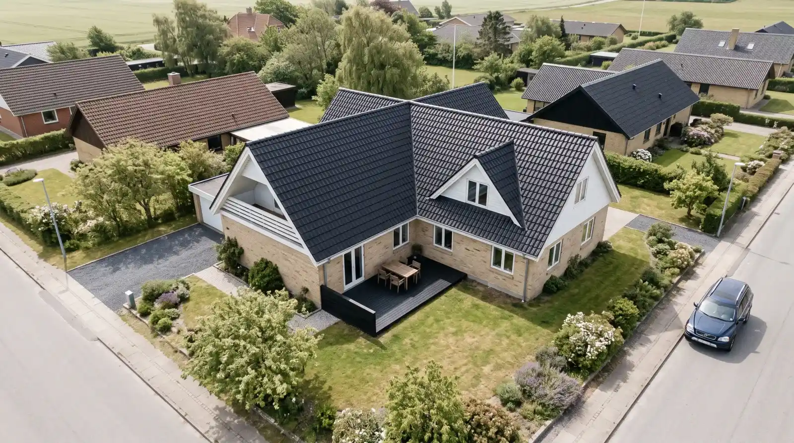 Luftfoto af nyt sort tegltag på dansk villa