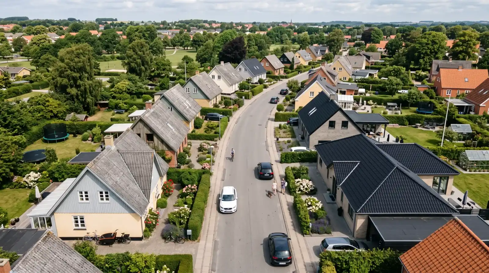 Luftfoto af villavej med blanding af gamle og nye tage