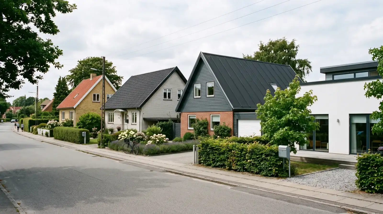 Fire nabohuse med hver sin tagtype set fra vejen